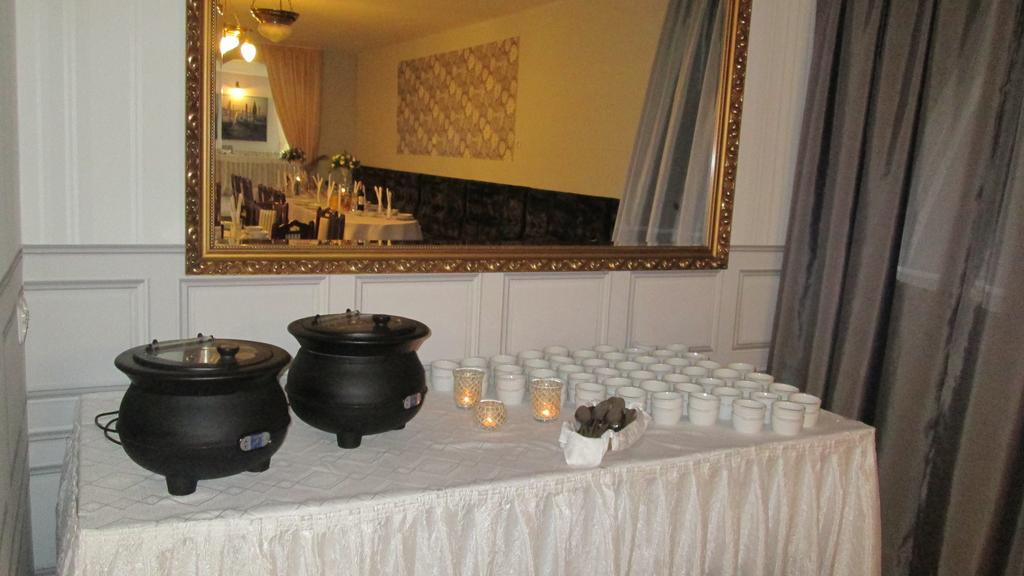 Magnat Hotel Restauracja Бродница Екстериор снимка