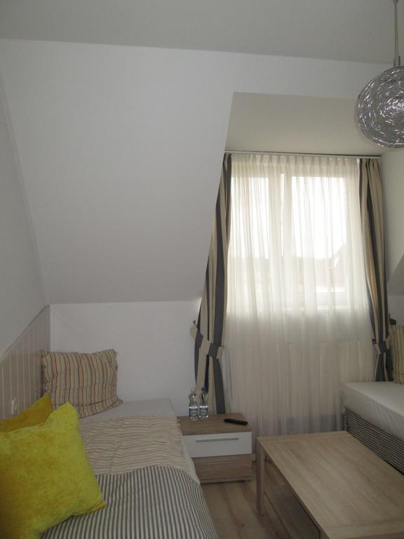 Magnat Hotel Restauracja Бродница Екстериор снимка