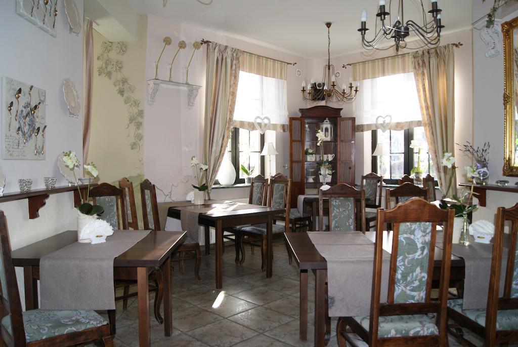 Magnat Hotel Restauracja Бродница Екстериор снимка