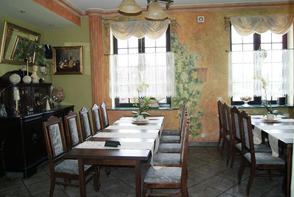 Magnat Hotel Restauracja Бродница Екстериор снимка